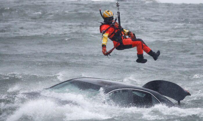 Coast Guard Swimmer Pulls Body From Car Above Niagara Falls