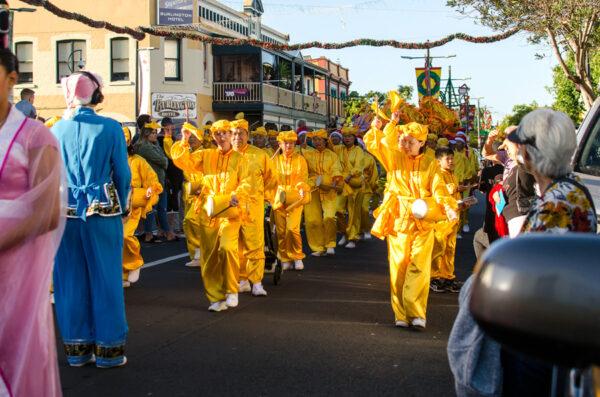 Falun Dafa drum troupe and dragon dance performing at the South Fremantle Festival of Lights in Perth, Australia on Nov. 7, 2021. (Falun Dafa Association)