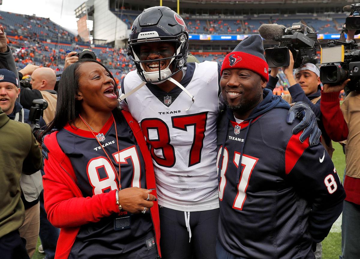 Houston Texans wide receiver Demaryius Thomas stands with his parents, Bobby Thomas (R), and Katina Smith, prior to the team's NFL football game against the Denver Broncos in Denver, on Nov. 4, 2018. (David Zalubowski/AP Photo)