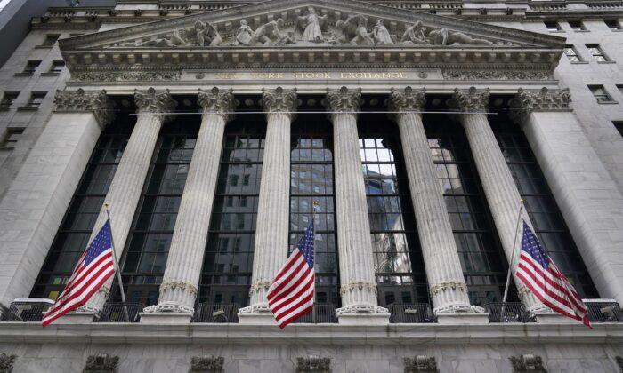 Stocks Gain Ground, Oil Prices Fall as Ukraine Tensions Ease