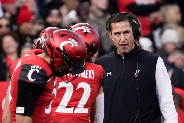 Cincinnati head coach Luke Fickell (R) stands on the sidelines during the first half of the American Athletic Conference championship NCAA college football game against Houston in Cincinnati, on Dec. 4, 2021. (Jeff Dean/AP Photo)