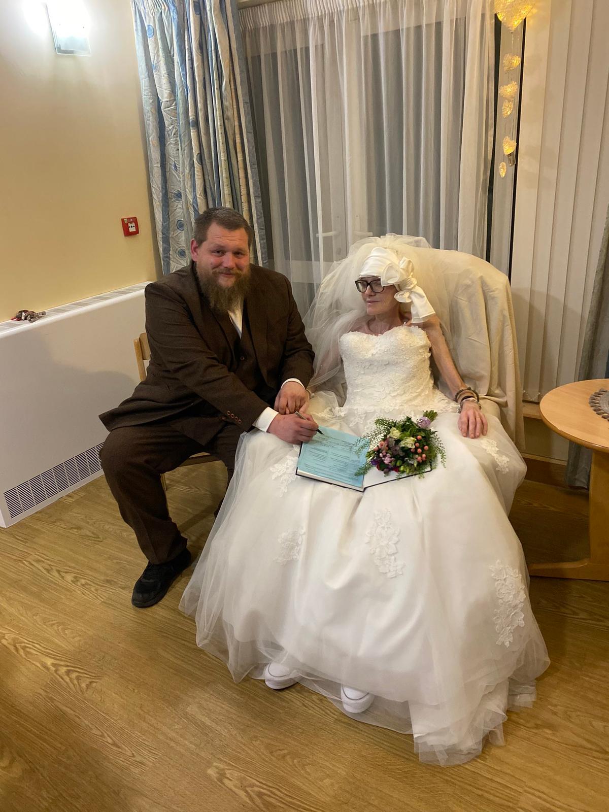 Ben and Jen Cooper got married in the hospice 2 days before she passed away. (Courtesy of <a href="https://twitter.com/bcoops_online">Ben Cooper</a>)