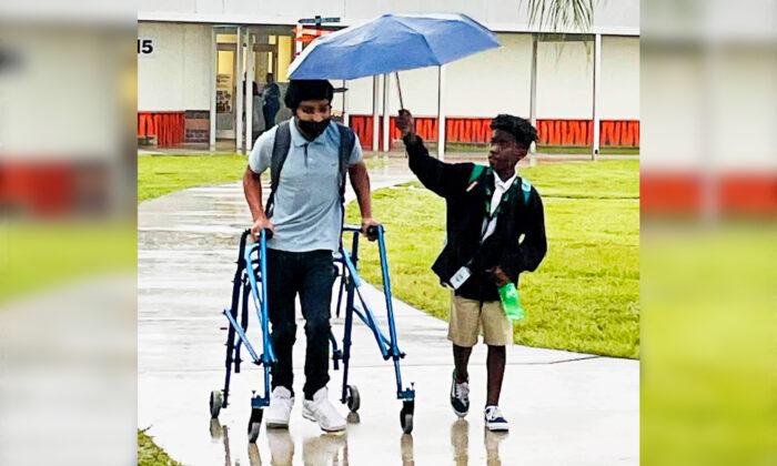 8th Grader Spotted Shielding Classmate With ﻿Cerebral Palsy From Rain With His Umbrella