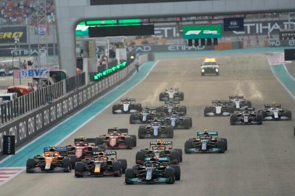Mercedes driver Lewis Hamilton of Britain leads at the start the Formula One Abu Dhabi Grand Prix in Abu Dhabi, United Arab Emirates, on Dec. 12. 2021. (Hassan Ammar/AP)