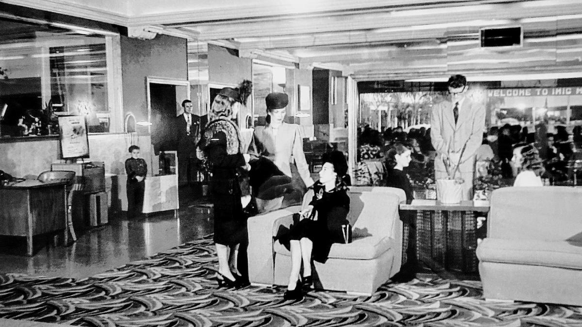 Guests gather in the lobby of Imig Manor in San Diego during its 1940s heyday. (Lafayette Hotel Archive)