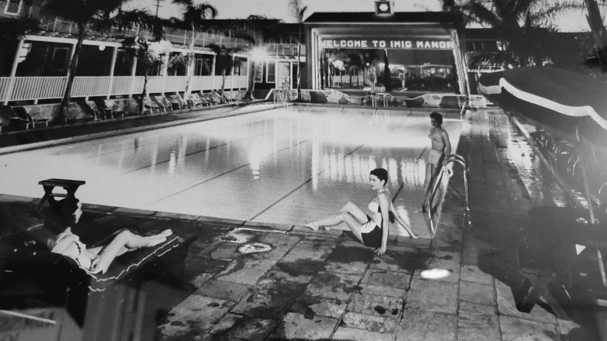 Guests relax by the pool at Imig Manor in San Diego in 1947. ( Lafayette Hotel Archive)