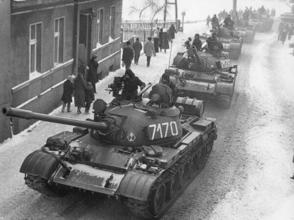 Introduction of martial law in Poland. Passage of a column of troops from the garrison in Sulechów along Swierczewskiego Street (currently Senatorska Street) in Zbąszyń, Poland, Dec.13, 1981. The photo was taken in the morning from the window of the author's private apartment (Public Domain/ Grzegorz Onierkiewicz, collections of the KARTA Center)
