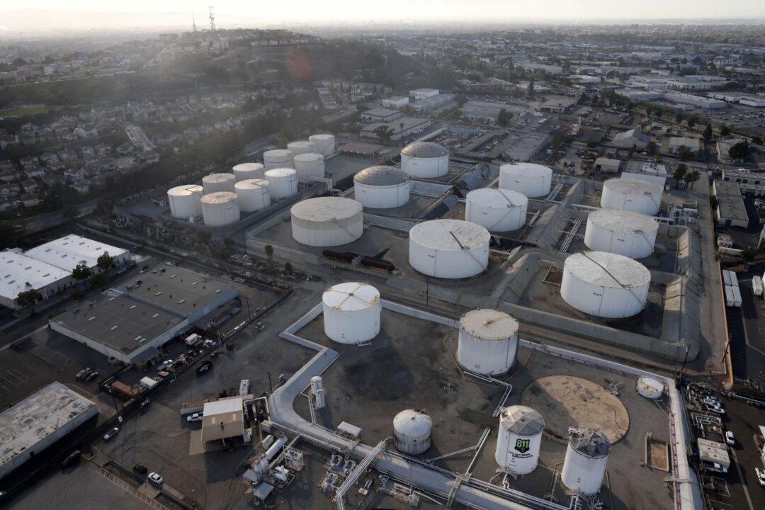 Oil Prices Slip 1 Percent on Bets That Crude Supply Growth Will Exceed Demand