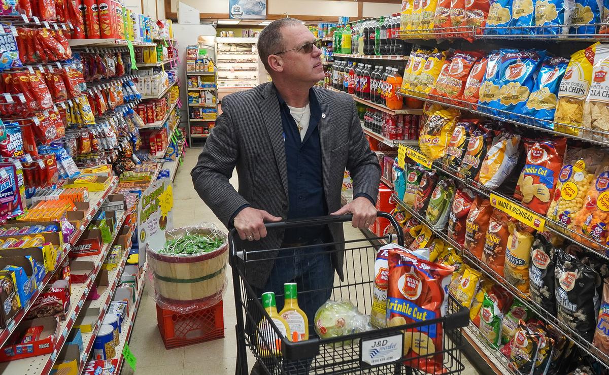 Greg Alexander of Carsonville, Michigan shops for groceries at J & D Market in Croswell, Mich. on Dec. 10, 2021. (Steven Kovac/The Epoch Times)