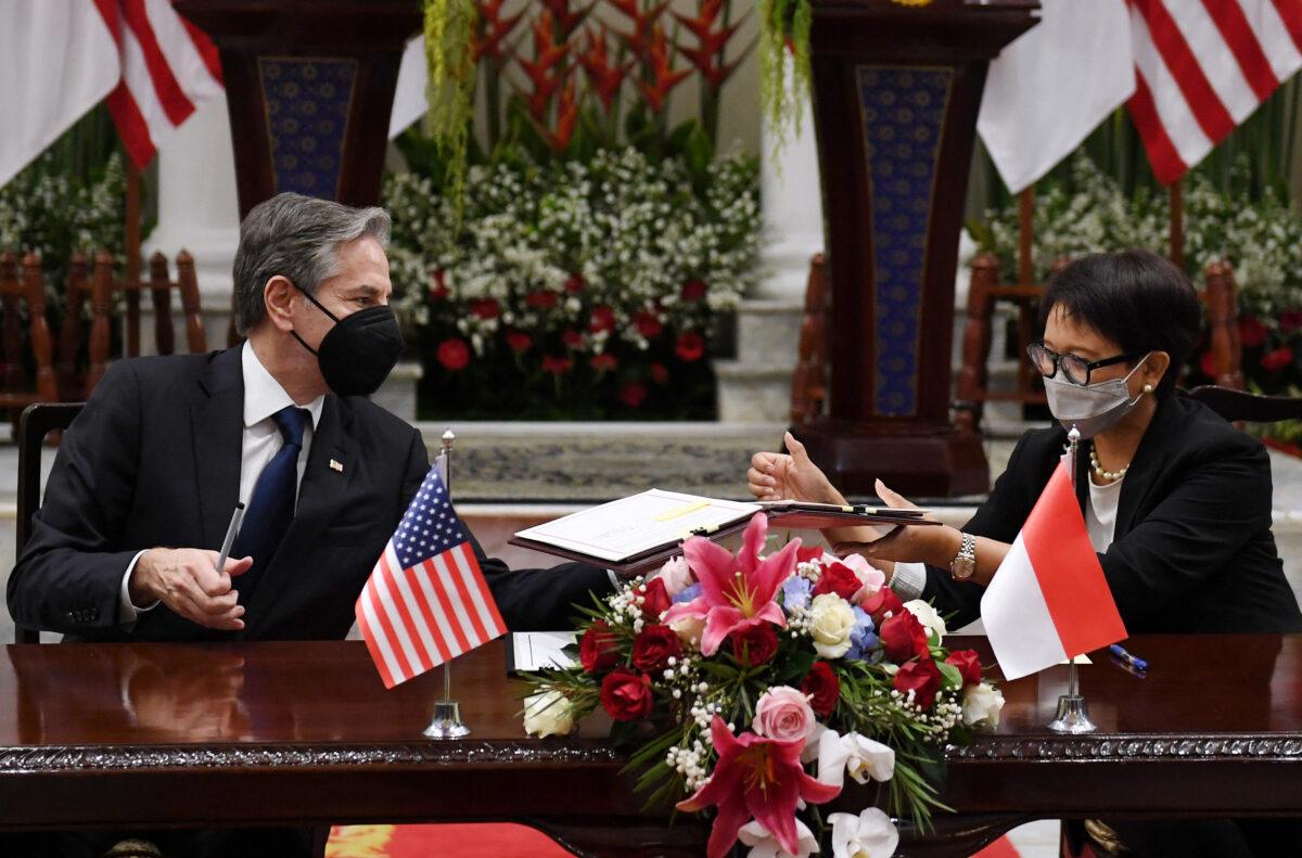 Secretary of State Antony Blinken (L) and Indonesian Foreign Minister Retno Marsudi sign a Memorandum of Understanding at the Pancasila Building in Jakarta, on Dec. 14, 2021. (Olivier Douliery/Pool/AFP via Getty Images)