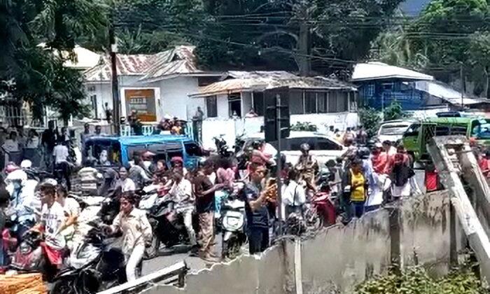 Powerful 7.4 Quake Strikes Indonesia, Residents Flee Buildings