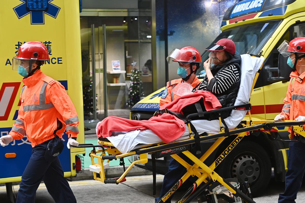 Major Fire Traps 300 in Hong Kong's World Trade Center, 13 Injured