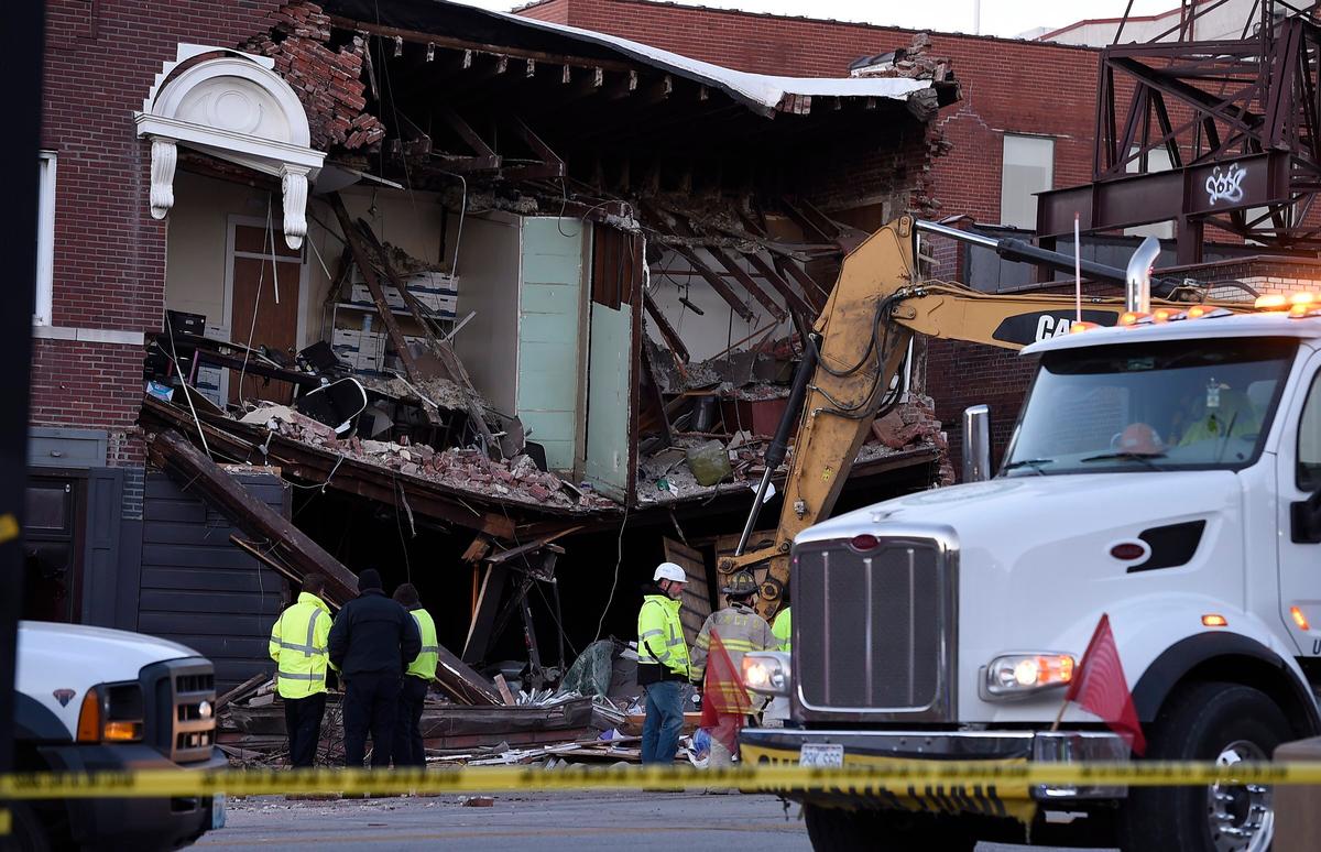 Police: 3 Killed When SUV, Firetruck Collide in Kansas City