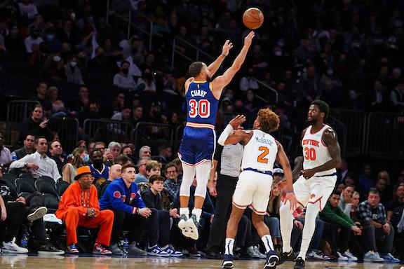 Curry Gets NBA Record for 3-pointers as Warriors Beat Knicks