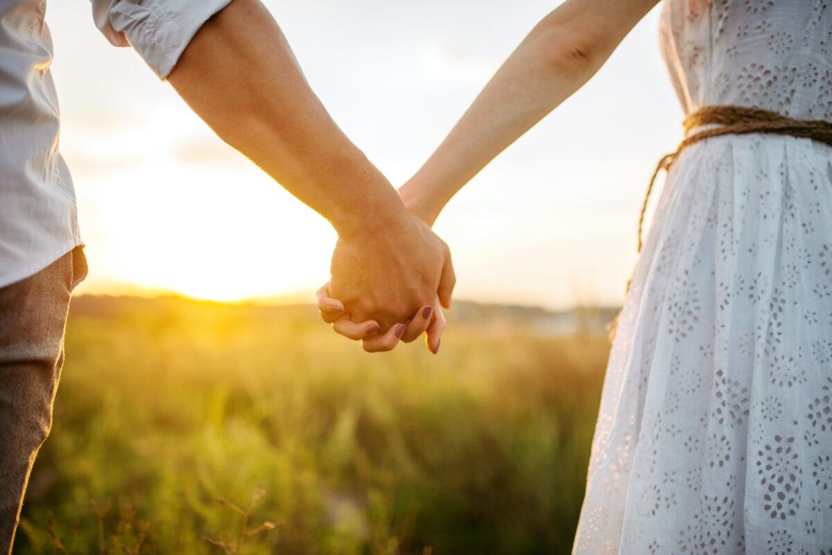 A healthy relationship between husband and wife turns toward divine tradition. (Nomad_Soul/Shutterstock)