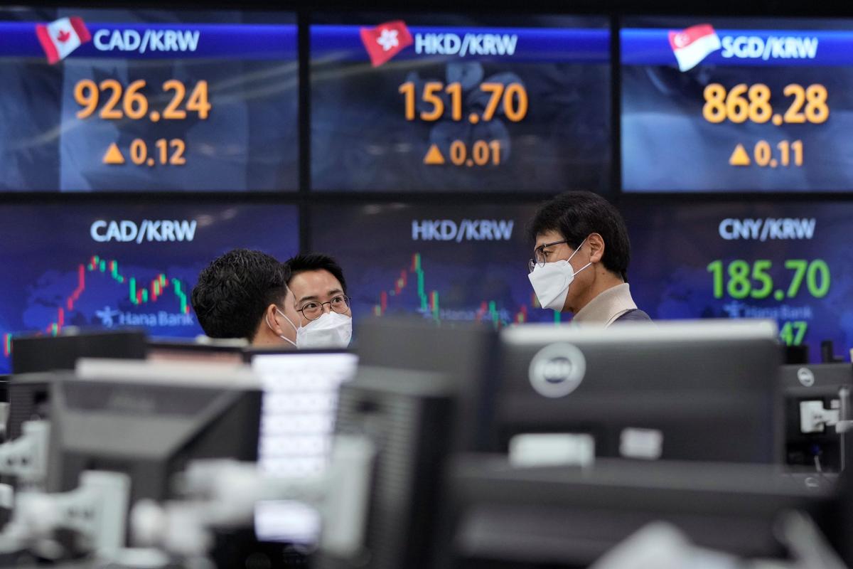 Stocks Slide, Safe Havens Gain as Omicron Worries Weigh