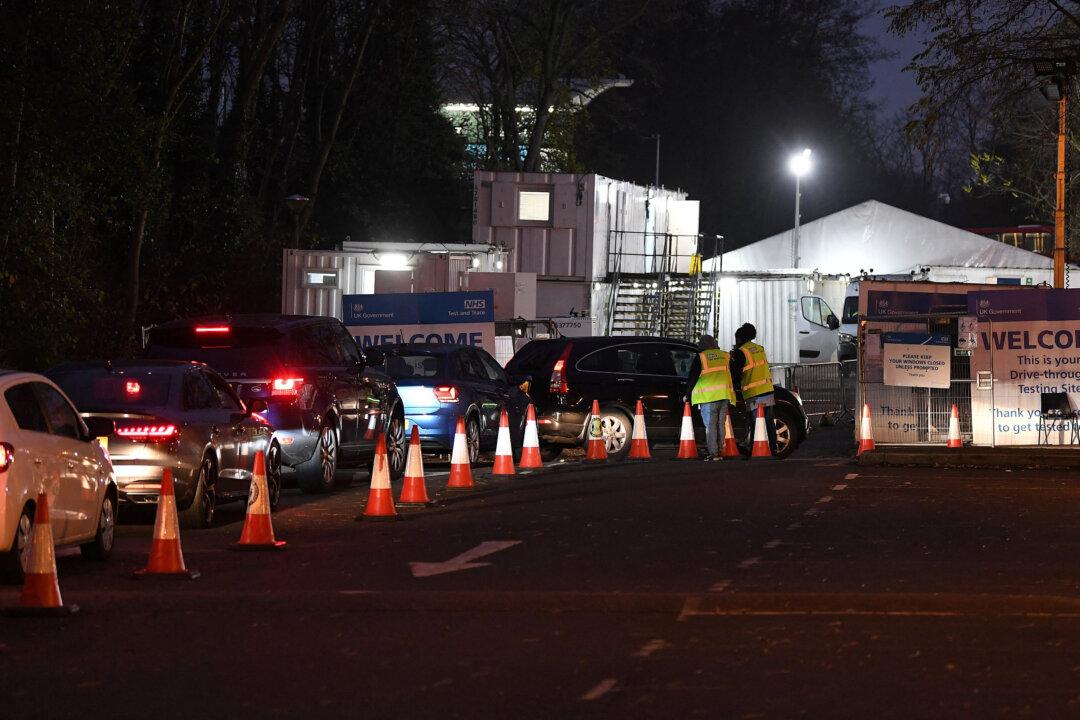 UK’s Omicron-Related Deaths Rise to 7 as London Mayor Declares ‘Major Incident’