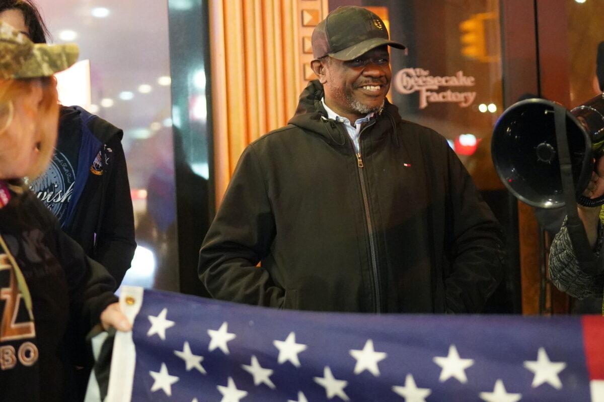 Derrick Gibson speaks outside Cheesecake Factory, Queens, New York, on Dec. 15, 2021. (Enrico Trigoso/The Epoch Times)
