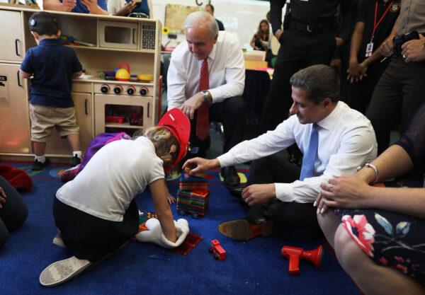Miami-Dade County Mayor Carlos A. Gimenez (L) and Miami-Dade County Public Schools Superintendent Alberto Carvalho visit a classroom during a trip to the Kenwood K–8 Center on Aug. 24, 2018, in Miami, Florida. (Joe Raedle/Getty Images)