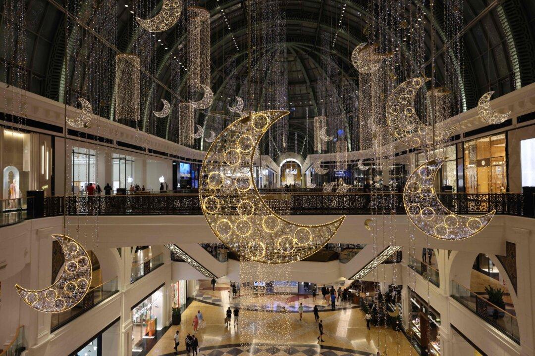 Emirati Mall, Supermarket Billionaire Majid Al Futtaim Dies