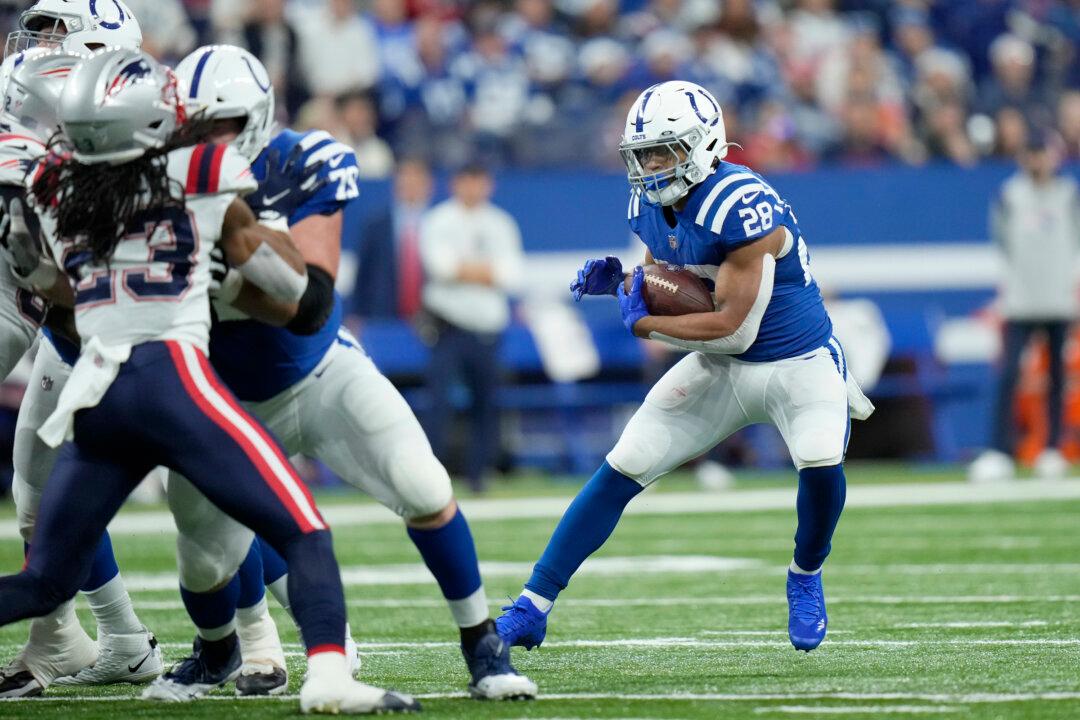Colts Dominate Patriots to Keep Play-Off Hopes Alive 27–17