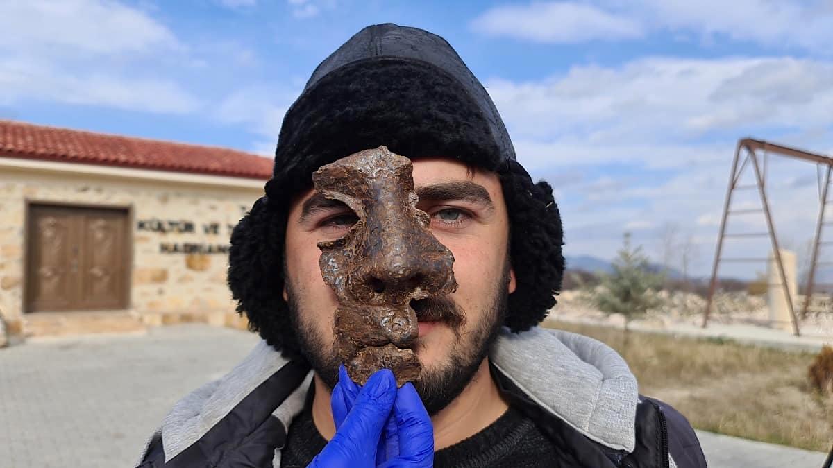 An ancient Roman cavalry mask dating back to the third century was found in a squared defensive structure in the city of Hadrianopolis, near modern-day Eskipazar. (Courtesy of <a href="https://www.facebook.com/krbkuni/">Ersin Çelikbaş</a>)