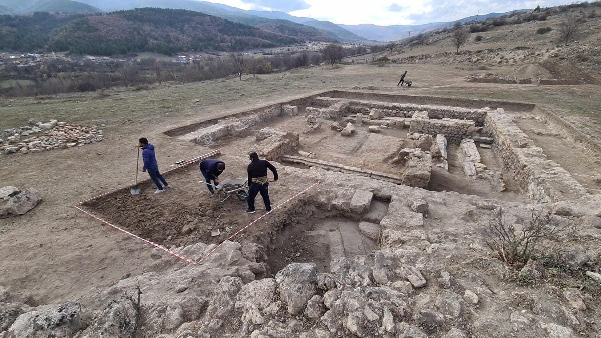 Archaeologists work at an excavation site at the ancient city of Hadrianopolis, near modern-day Eskipazar in the northern Turkish province of Karabük. (Courtesy of <a href="https://www.facebook.com/krbkuni/">Ersin Çelikbaş</a>)
