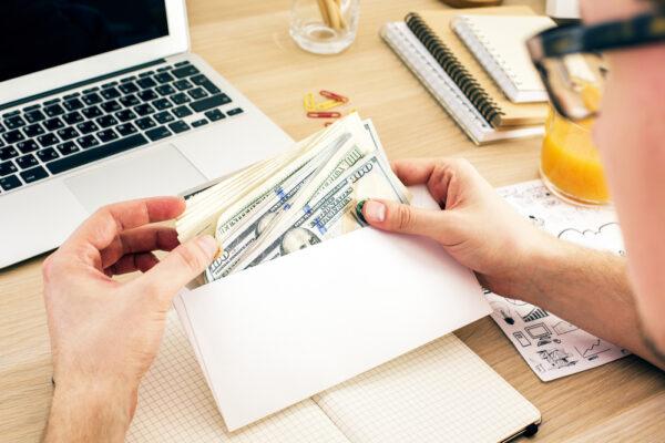 Use envelops to separate different spending plan on different things, and then try to control only use the money in the envelop to pay for the month's daily lives. (Peshkova/Shutterstock)