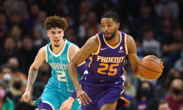 Devin Booker Returns in Suns’ Rout of Hornets