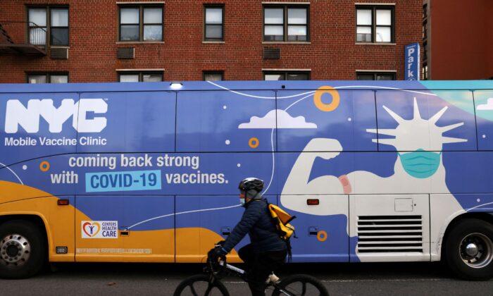 Outgoing Mayor’s Vaccine Mandate Now in Effect for NY Businesses, Indoor Venues