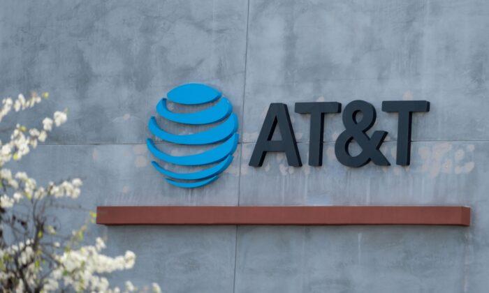 Read Raymond James' Take on AT&T Ahead of Its 2Q Results