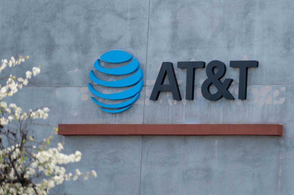 Read Raymond James' Take on AT&T Ahead of Its 2Q Results