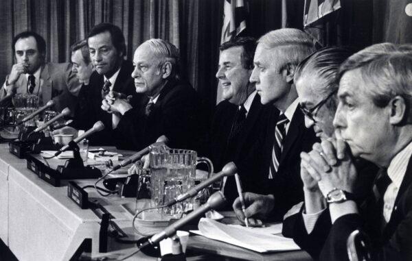 Eight provincial premiers attend a news conference in Ottawa on April 16, 1981, on the federal government's proposed constitutional changes.<br/>(L-R) Brian Peckford of Newfoundland, Allan Blakeney of Saskatchewan, William Bennett of British Columbia, Rene Levesque of Quebec, Sterling Lyon of Manitoba, John Buchanan of Nova Scotia, Angus MacLean of PEI, and Peter Lougheed of Alberta. (The Canadian Press/Peter Bregg)