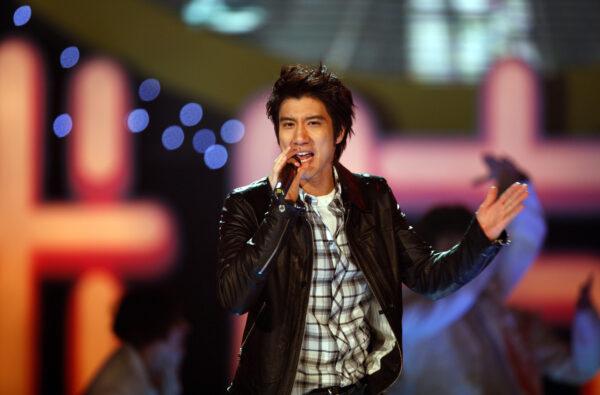 U.S.-born Taiwanese singer Wang Leehom receives the Most Popular Golden Song Collaboration With Vocals, Most Popular Rock Golden Song, Most Popular Singer Of Downloaded Songs Awards during the 2008 China Mobile Wireless Music Awards in Beijing, China, on Dec. 28, 2008. (China Photos/Getty Images)