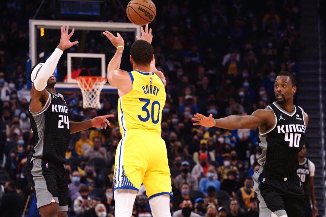 Stephen Curry Puts Up 30 as Warriors Dump Kings