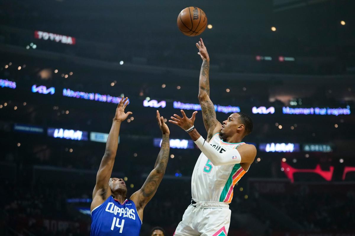 Murray’s Triple-Double Carries Spurs Past Clippers, 116–92