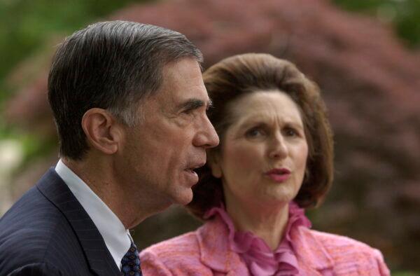 Former U.S. Sen. Chuck Robb and his wife, Lynda, wait during a visit by Queen Elizabeth II in Richmond, Va., on May 3, 2007. (Joe Mahoney/AP Photo)