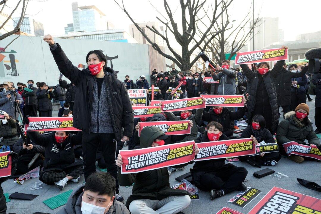 Small Business Owners Rally in Seoul to Protest Virus Curbs