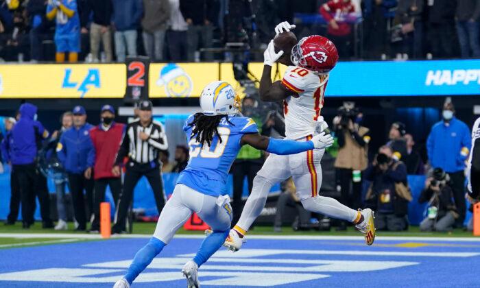 Tyreek Hill Among 21 NFL Players Added to COVID-19 List