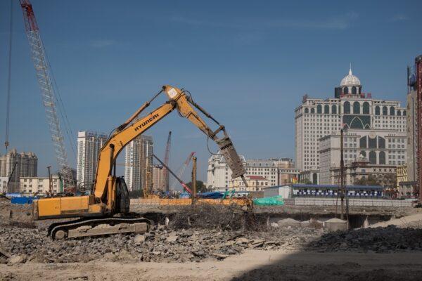 Since the third quarter of 2021, China's land market has cooled, demand has fallen, and local land sales revenue has plummeted. Some provinces and cities in China have reportedly cut civil servants' salaries. (Nicolas Asfouri/AFP/Getty Images)
