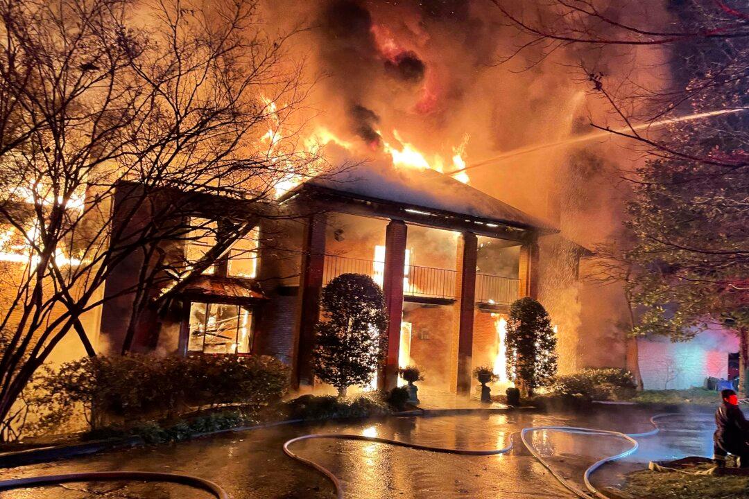 Ex-Sen. Chuck Robb, Wife Hospitalized After House Fire