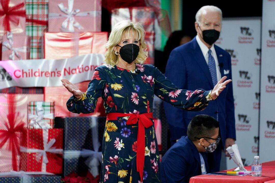 Biden, First Lady Visit Hospitalized Children on Christmas Eve