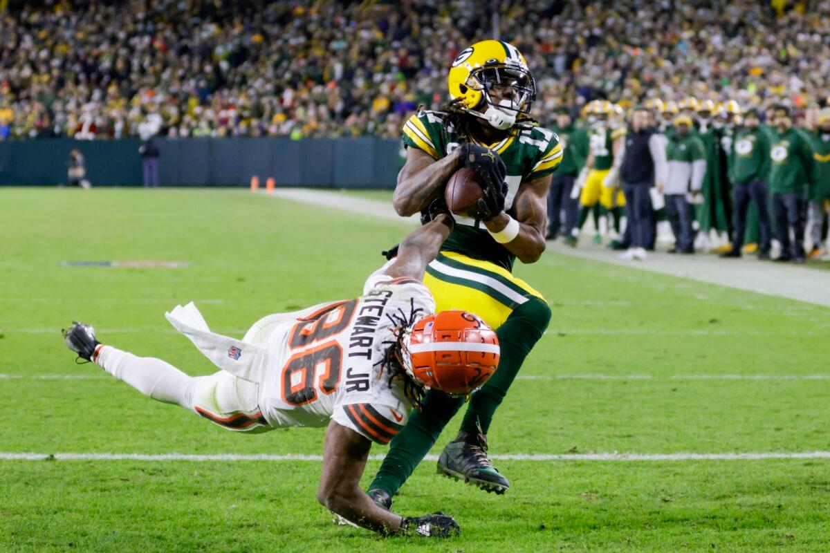 Green Bay Packers' Davante Adams catches a touchdown pass in front of Cleveland Browns' M.J. Stewart during the first half of an NFL football game, in Green Bay, Wis., on Dec. 25, 2021. (Matt Ludtke/AP Photo)