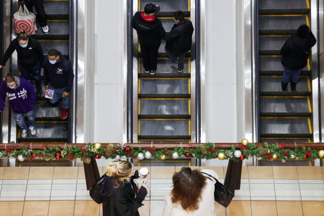 Holiday Retail Sales Rise 8.5 Percent as Online Shopping Booms