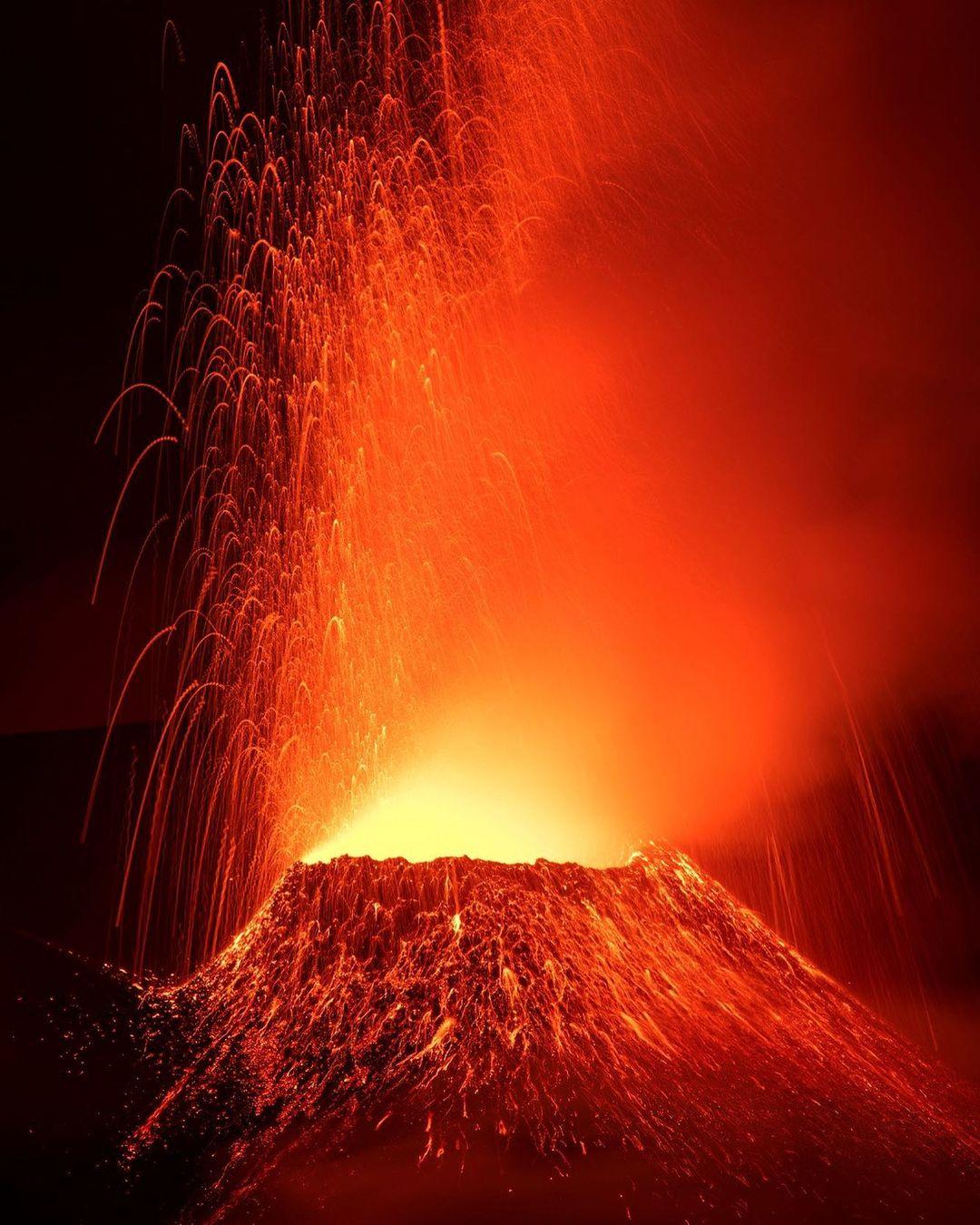 A photo shows Cumbre Vieja volcano spewing lava into the air in the month of October. (Courtesy of <a href="https://www.instagram.com/saulsantosfotografia/">Saúl Santos Díaz</a>)