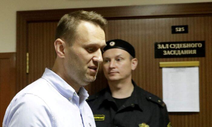 Russia Detains Two Allies of Opposition Leader Navalny