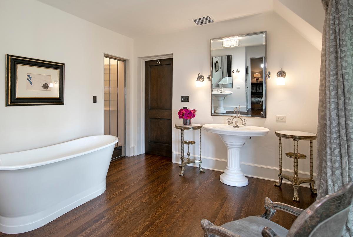 The baths adjoining the bedroom/apartments continue the theme of warm, welcoming wood and contrasting materials and aesthetics. (Courtesy of Jim Bartsch/Jade Mills)