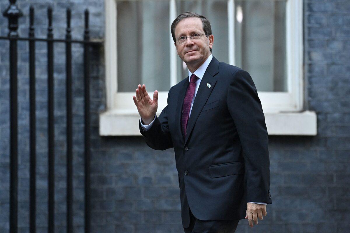Israeli President Isaac Herzog waves as he arrives to Number 10 Downing Street in central London on Nov. 23, 2021. (Justin Tallis/AFP via Getty Images)