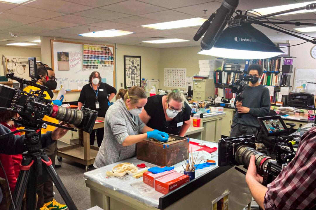 Experts Open Time Capsule Found at Gen. Lee Statue Site