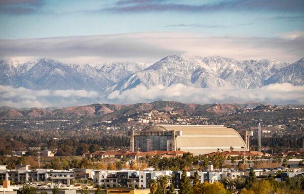 A view of snow-covered mountains from Orange County, Calif., on Dec. 29, 2021. (John Fredricks/The Epoch Times)